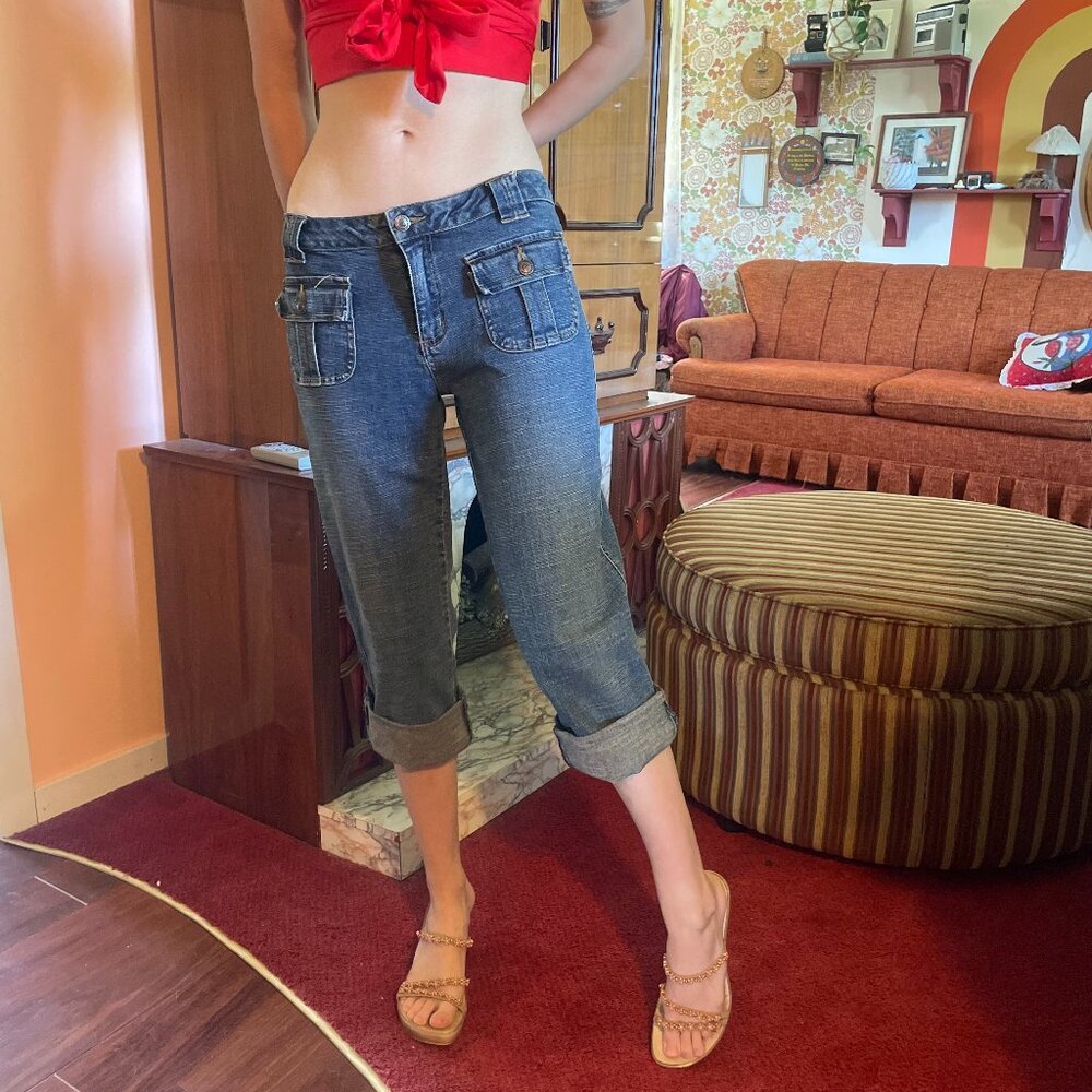 Y2K low rise capris with back pockets on front!